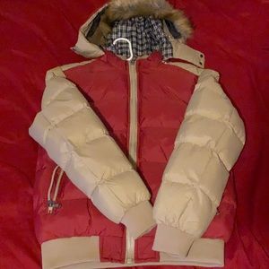 There’s no tag of the brand! It’s very well taken care of, like new condition.